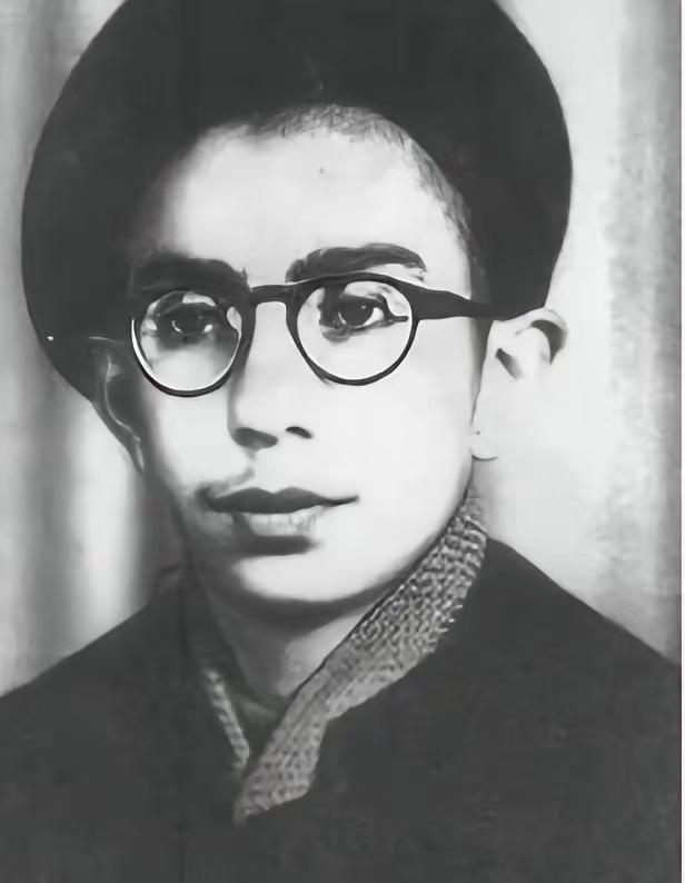 年少时的哈梅内伊，清秀斯文。他像一个圣诞老人，脸上显示慈祥和蔼可亲又充满了智慧。