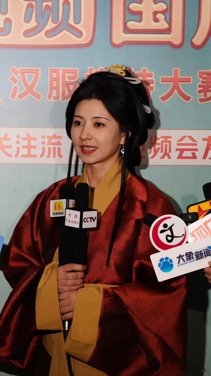 这样的衣服眉姐姐从未对四郎穿过 眉姐姐空降洛阳，仿若古画仙姝临世。气质清冷，古风