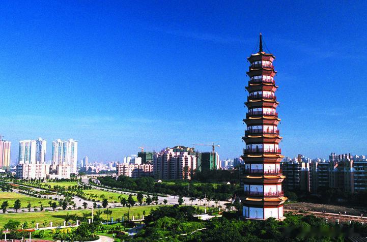 【琶洲塔】琶洲塔座落在琶洲村，建于明万历28年（1600年），塔址原为珠江中洲渚