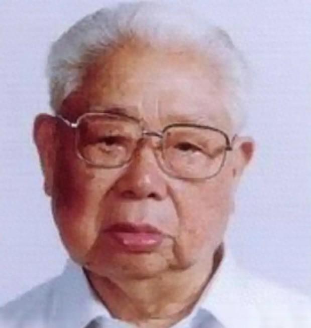 陈锡联因下巴被子弹贯穿前去治疗，意外见到王近山的伤口，心中感叹二人竟在受伤部位上