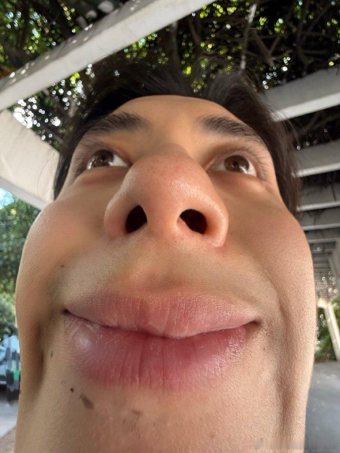 敖瑞鹏没有偶包敖瑞鹏的本体  ​​​ 敖瑞鹏的本体，咱就说这个怼脸的暴击，谁懂敖