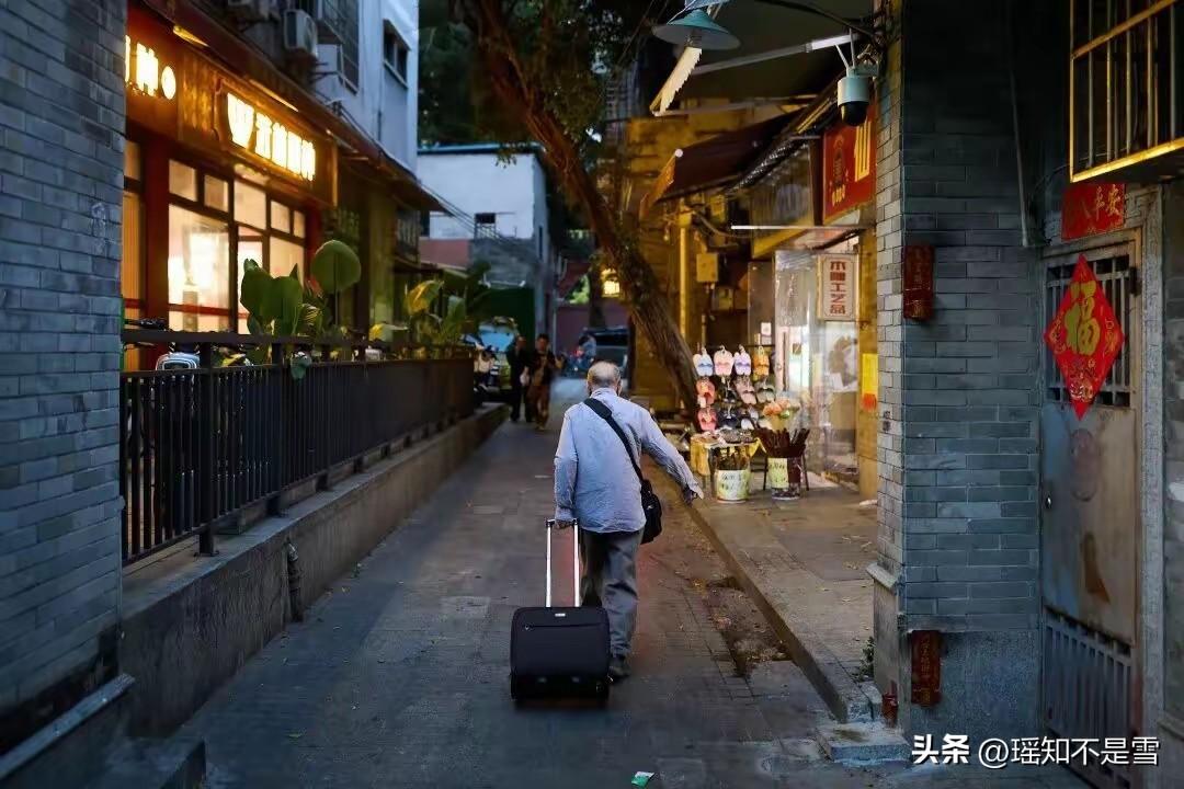 泪目！广州92岁老人在街头摆摊卖书22年：书是自己写的，故事都是曾经讲给亡妻听的