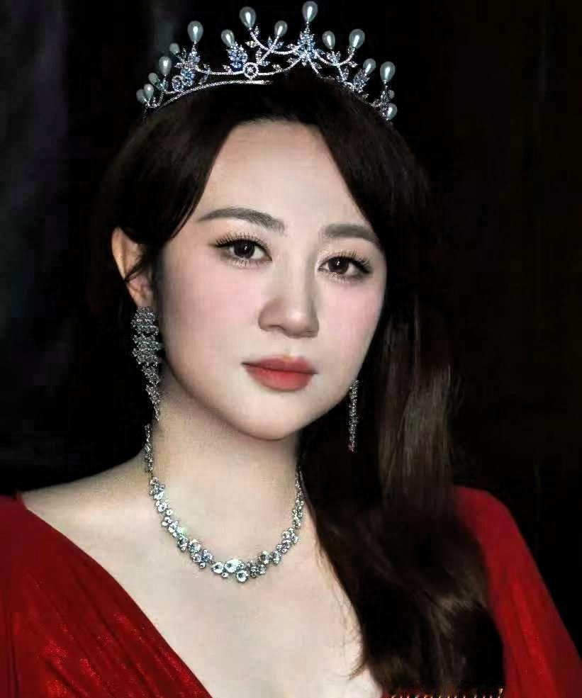 马丽这个妆是王亚飞画的
总共花费11.5万
可我怎么看怎么违和，这成了沈佳润了