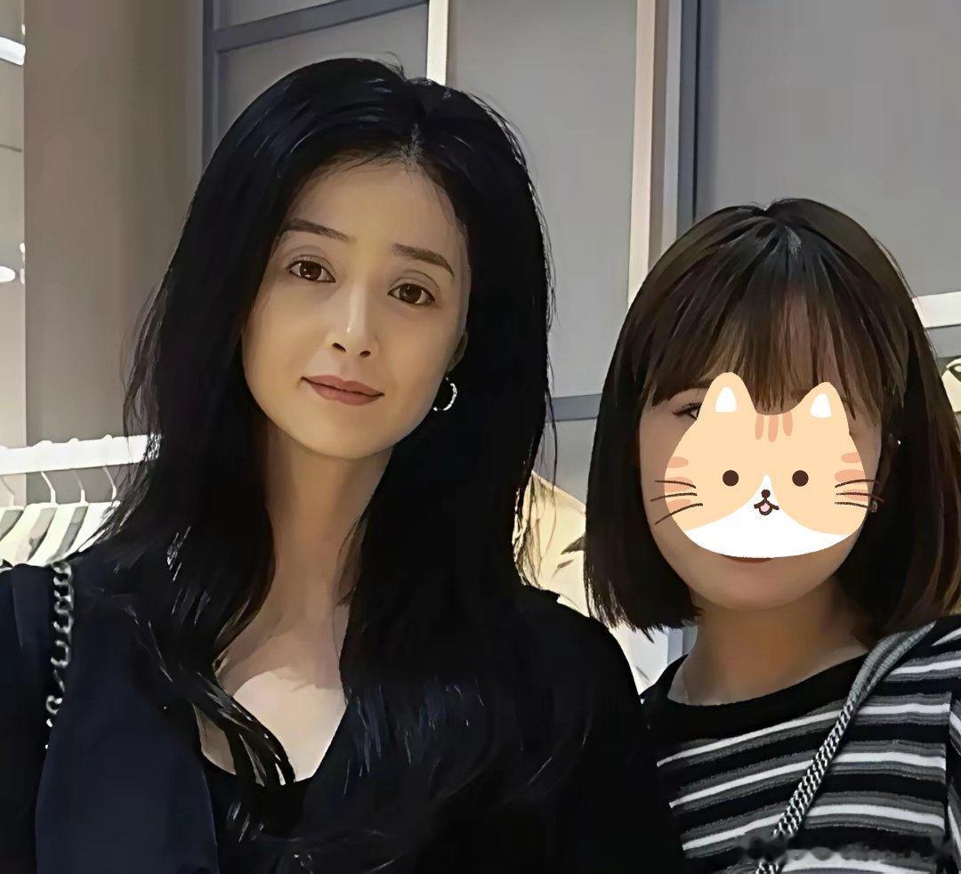 蒋欣171cm的个头，从140斤减到112斤，瘦了28斤。可她在北京SKP被路人