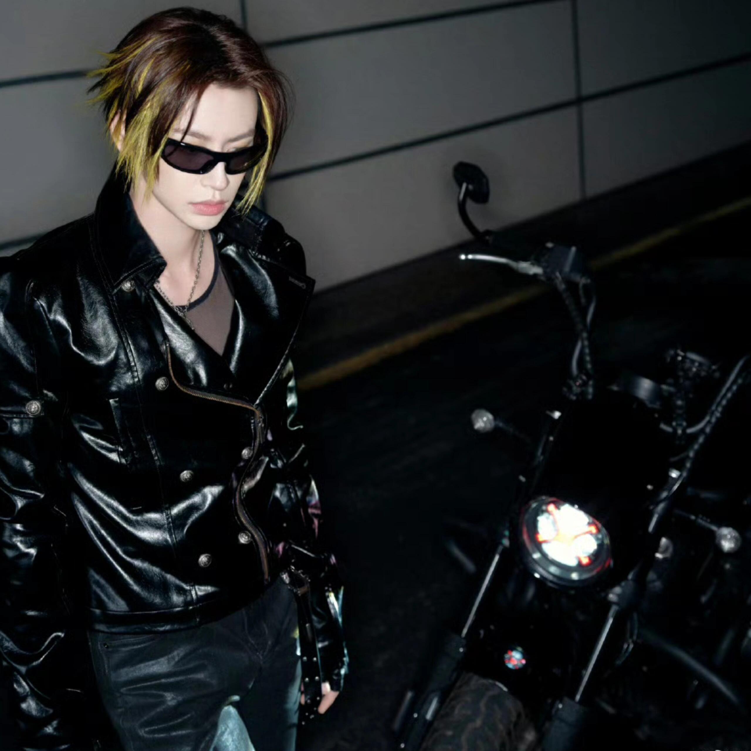 变成王琳凯的走路粉了王琳凯机场风衣造型这个王琳凯完全就是拽哥来着，此男的时尚度就