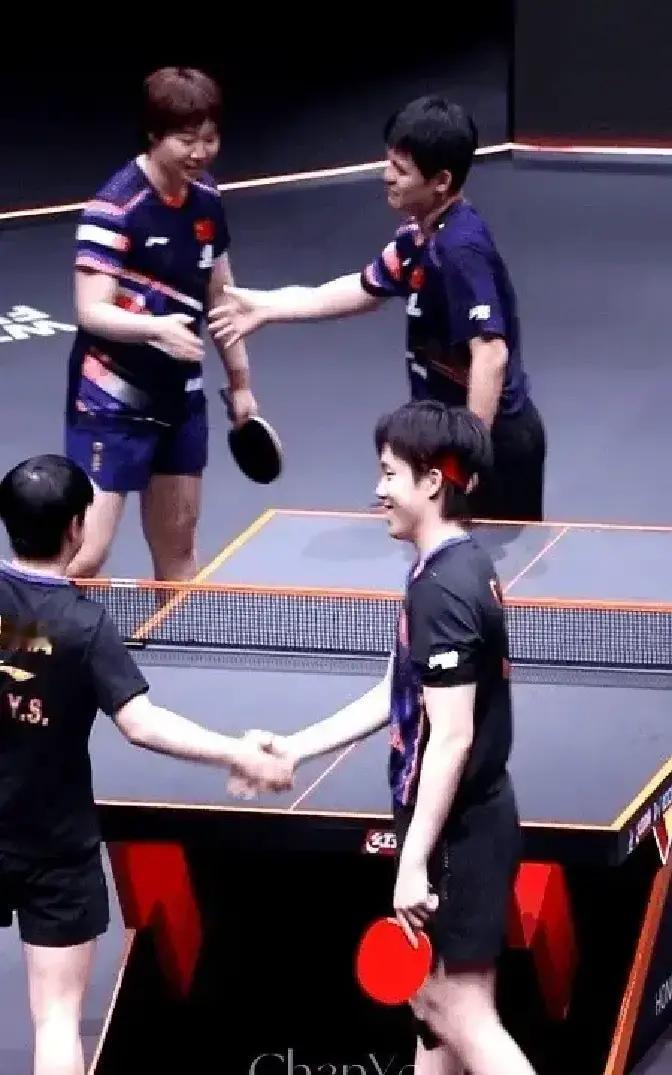 有时候真服了老天爷的剧本。
 
10比5赛点，眼看就结束。一个擦边球，主裁判没看