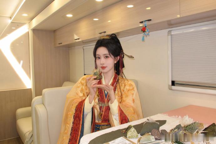 孟子义语音送端午祝福孟子义端午捧粽wink照 孟子义端午捧粽wink照，孟子义语