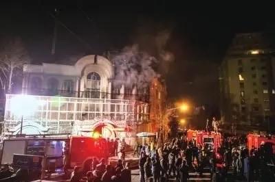 美国驻沙特大使馆爆炸起火这事儿可闹大了！当地时间3月3日，沙特首都利雅得的美国大