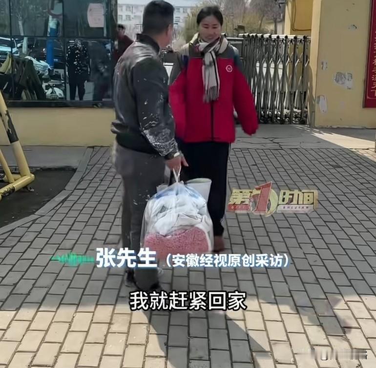 安徽一位高三女儿，晚自习前给爸​爸打电话，轻声​说了一句：“爸，我​有点冷，”这