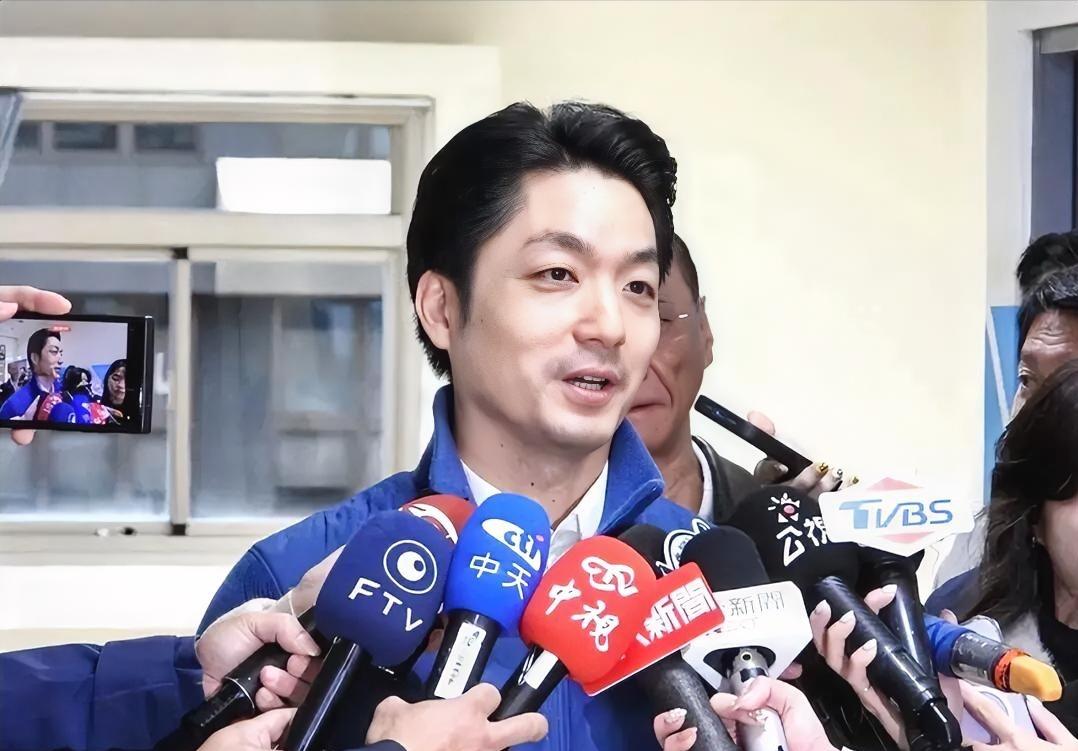 台北市长蒋万安整天对两岸问题提“尊严”，老蒋的铜像被人拆除、拨红漆你的尊严在哪里