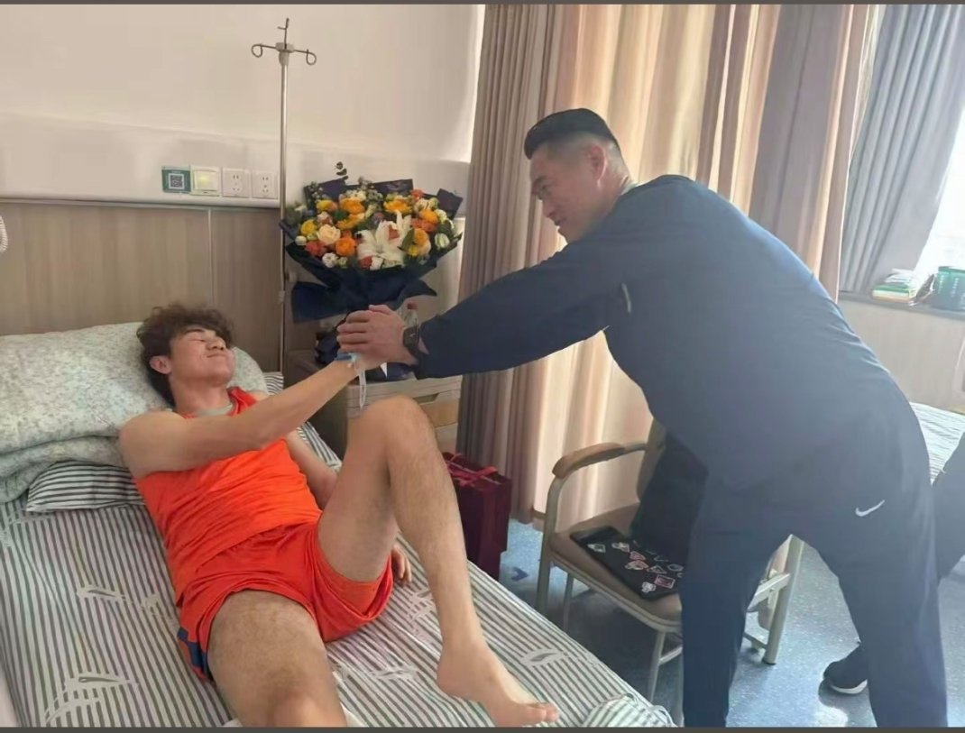 来源火神球迷会付会长发的照片：山东泰山足球俱乐部副总经理宿茂臻、泰山队执行主教练