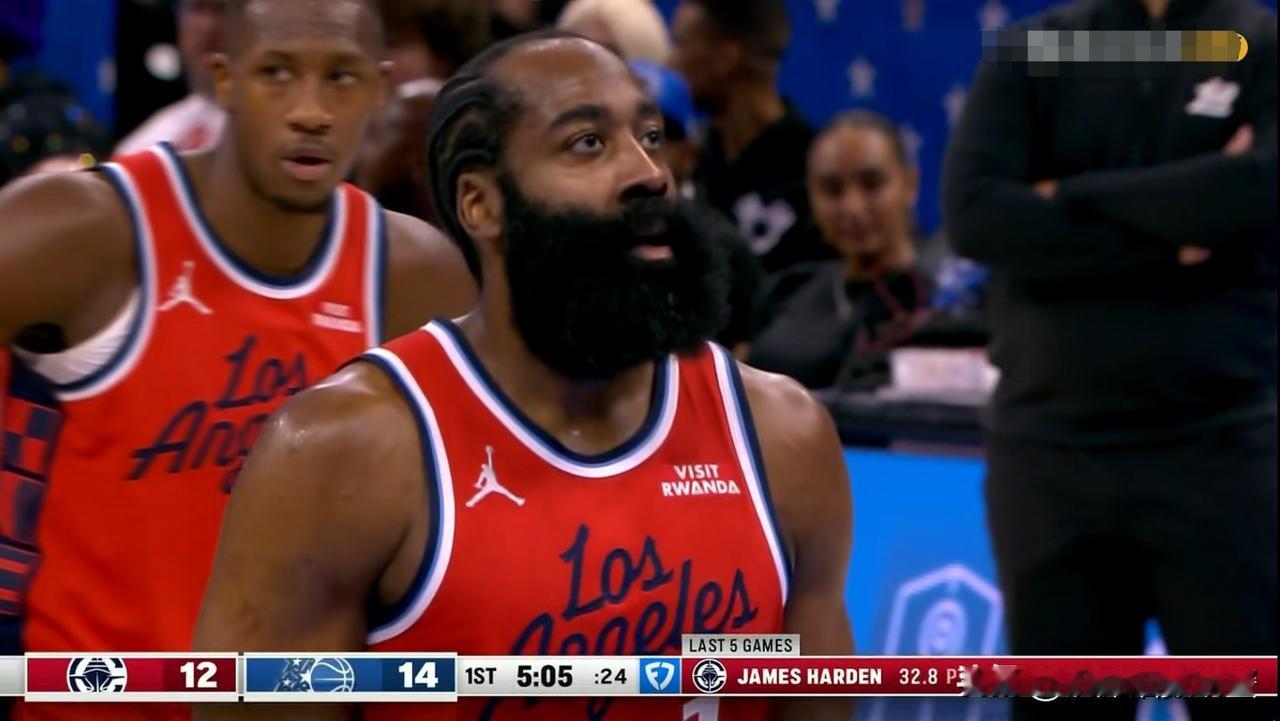 快船超级球星哈登真是既当爹又当妈！在今天快船客场挑战魔术的比赛中，目前双方半场战