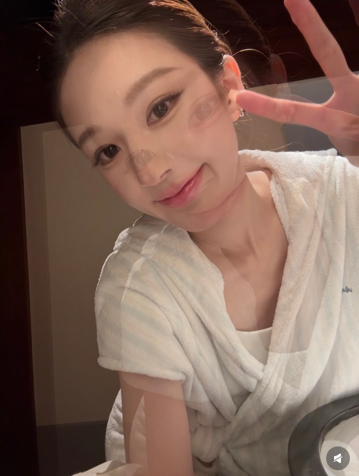 这是谁啊？自拍都好看到模糊了 