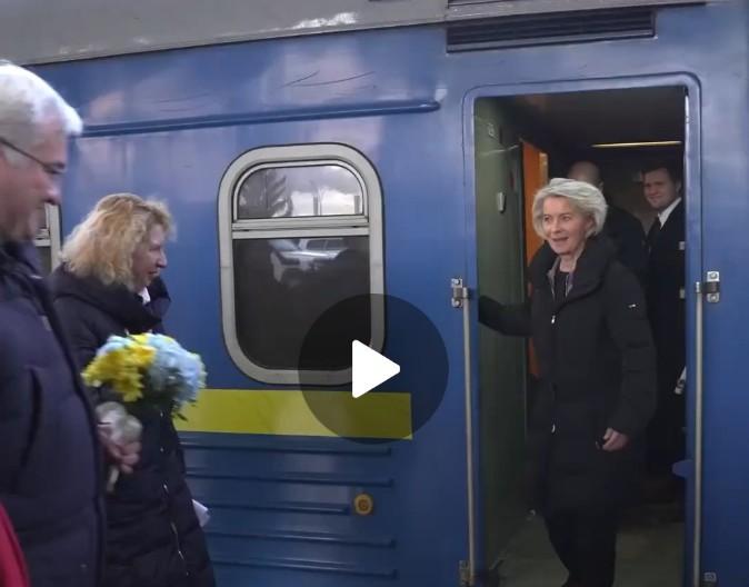 “这是我第十次到基辅了。”冯德莱恩又坐着夜火车晃过去了，非要在俄乌打满四年的这天