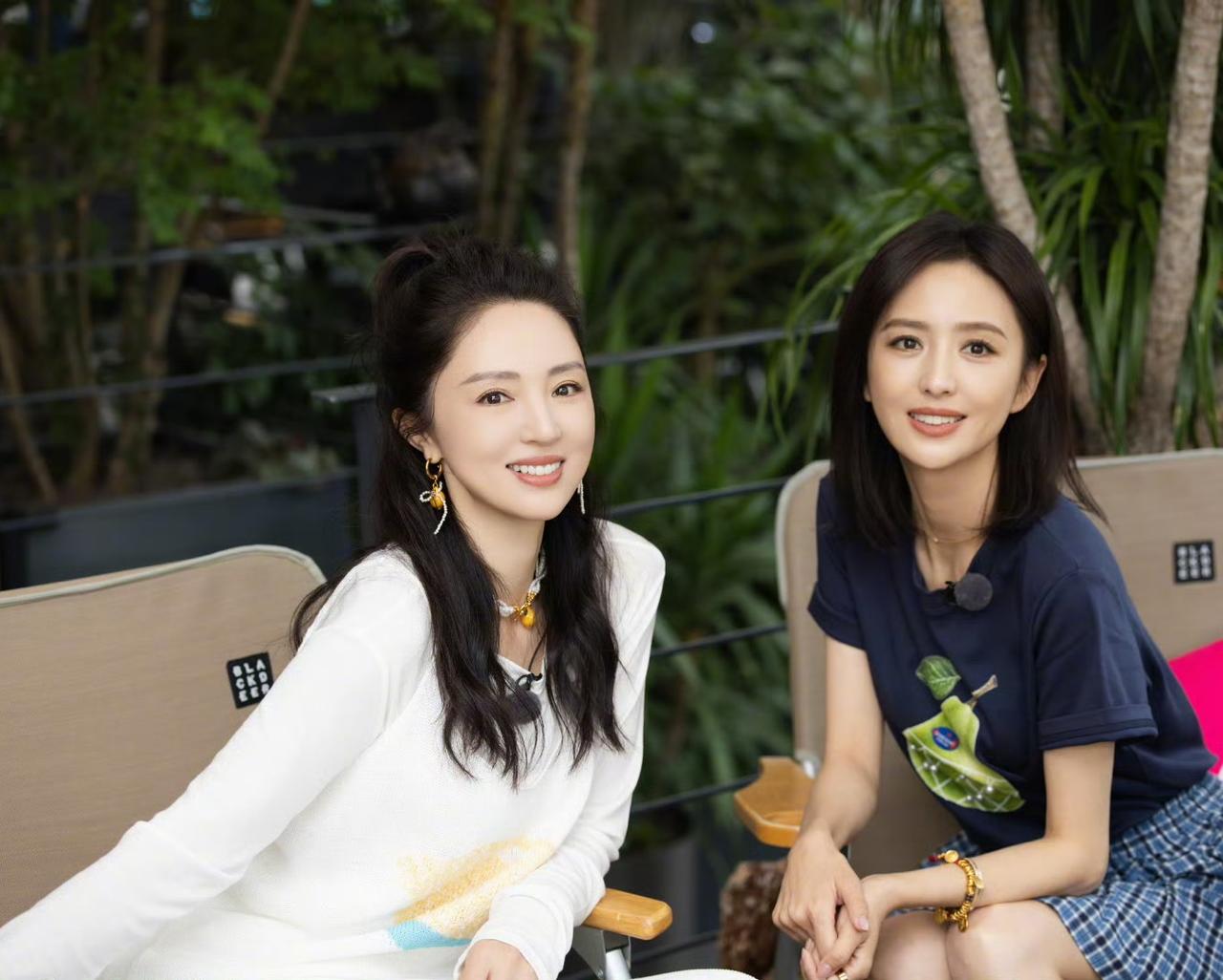 董璇佟丽娅同框，有没有觉得她们很神似？

我觉得，她们就像两姐妹似的，都是很有气