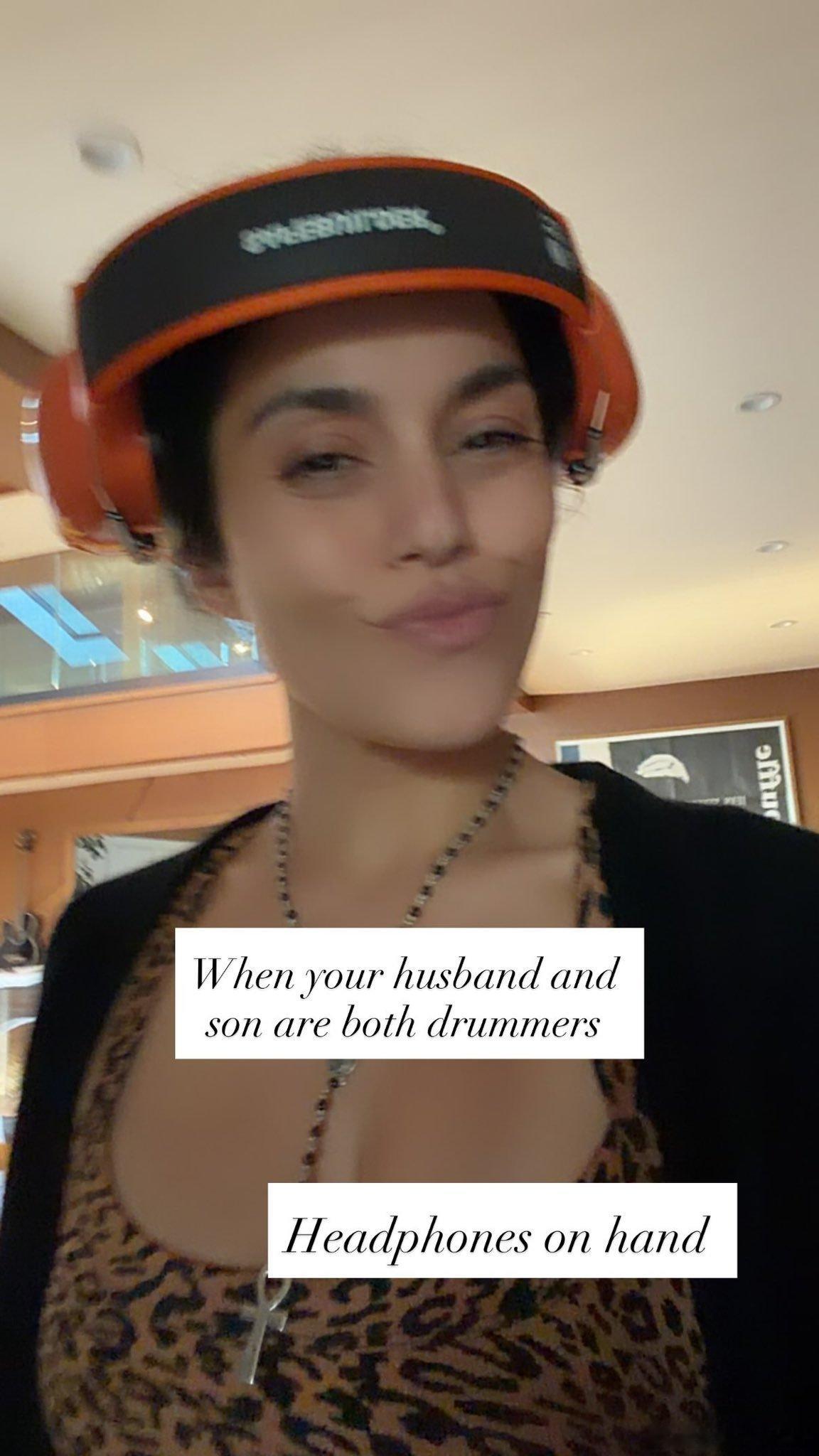 Vanessa Hudgens凡妮莎哈金斯分享日常家庭生活：当你老公和儿子都爱玩