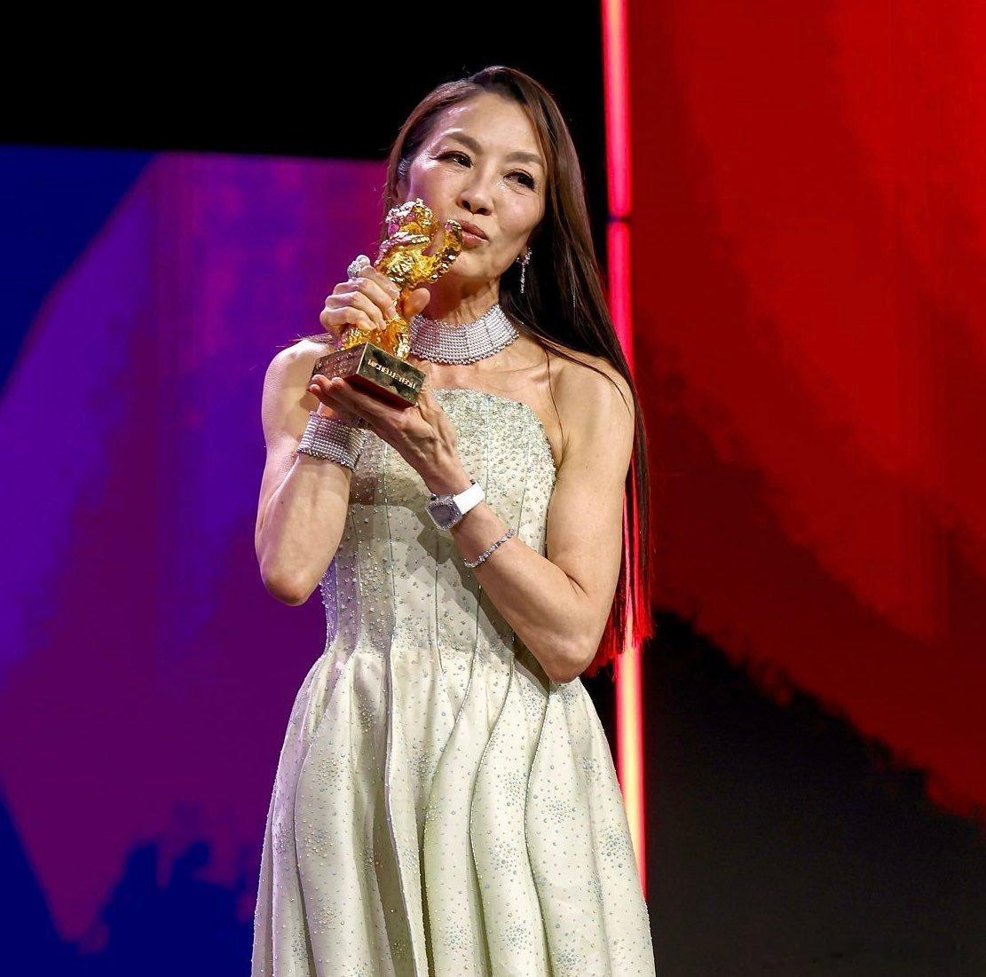 杨紫琼获得了柏林电影节终身成就奖——荣誉金熊颁奖人肖恩·贝克的评价：“她重新定义