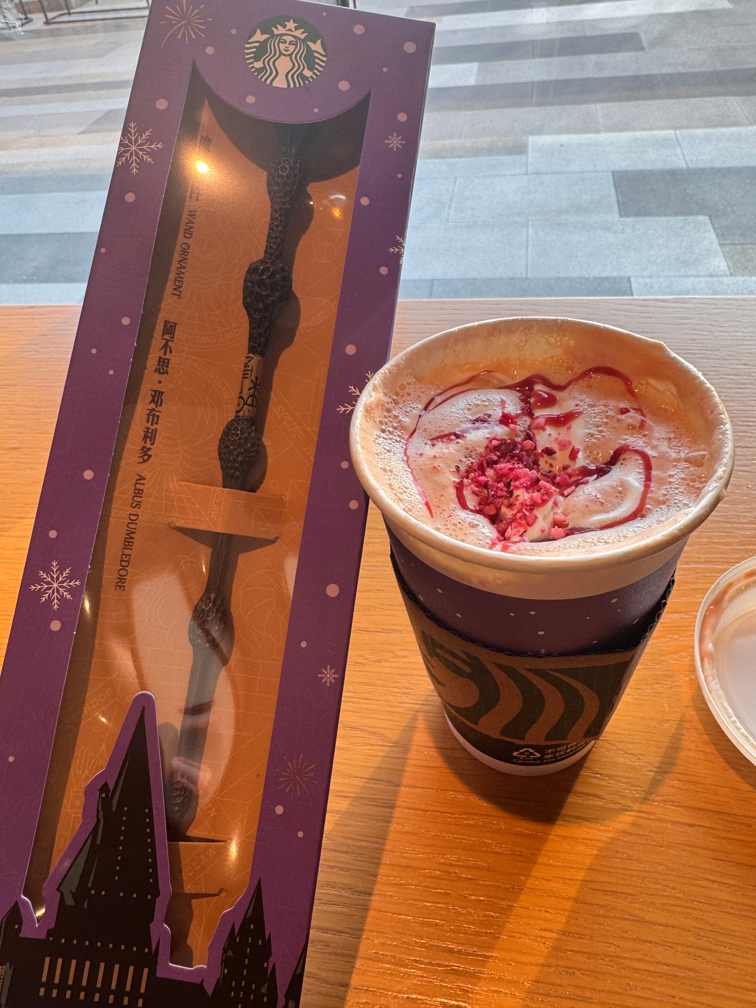 一看到星巴克出哈利波特联名了，头没梳就跑来买周边。算上之前在环球影城买过的赫敏、