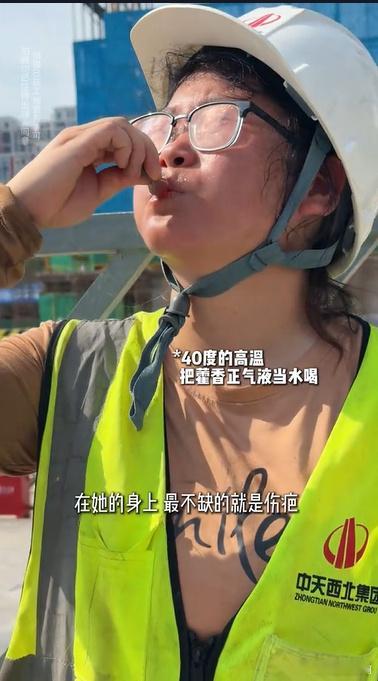 吴克群给西安00后工地女孩送手机吴克群给西安00后工地女孩送去了手机，这个时代需