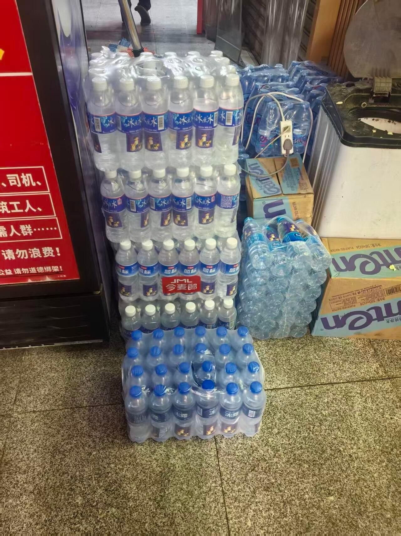 女子倒掉免费爱心水只取空瓶8月17日，山西大同一名阿姨凌晨三点将店门口爱心水站的