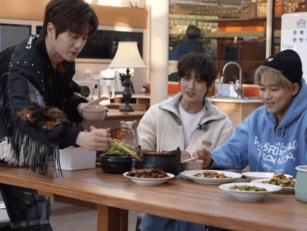 饭香但快乐老友直播更香快乐老友记 哥几个吃饭时直播不停，饭香四溢，直播更有趣，陪