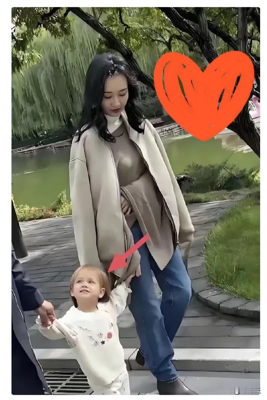 王鸥女儿三岁美成洋娃娃。大眼睛，尖下巴高鼻梁。上半脸像王鸥，下半脸带何九华的方正