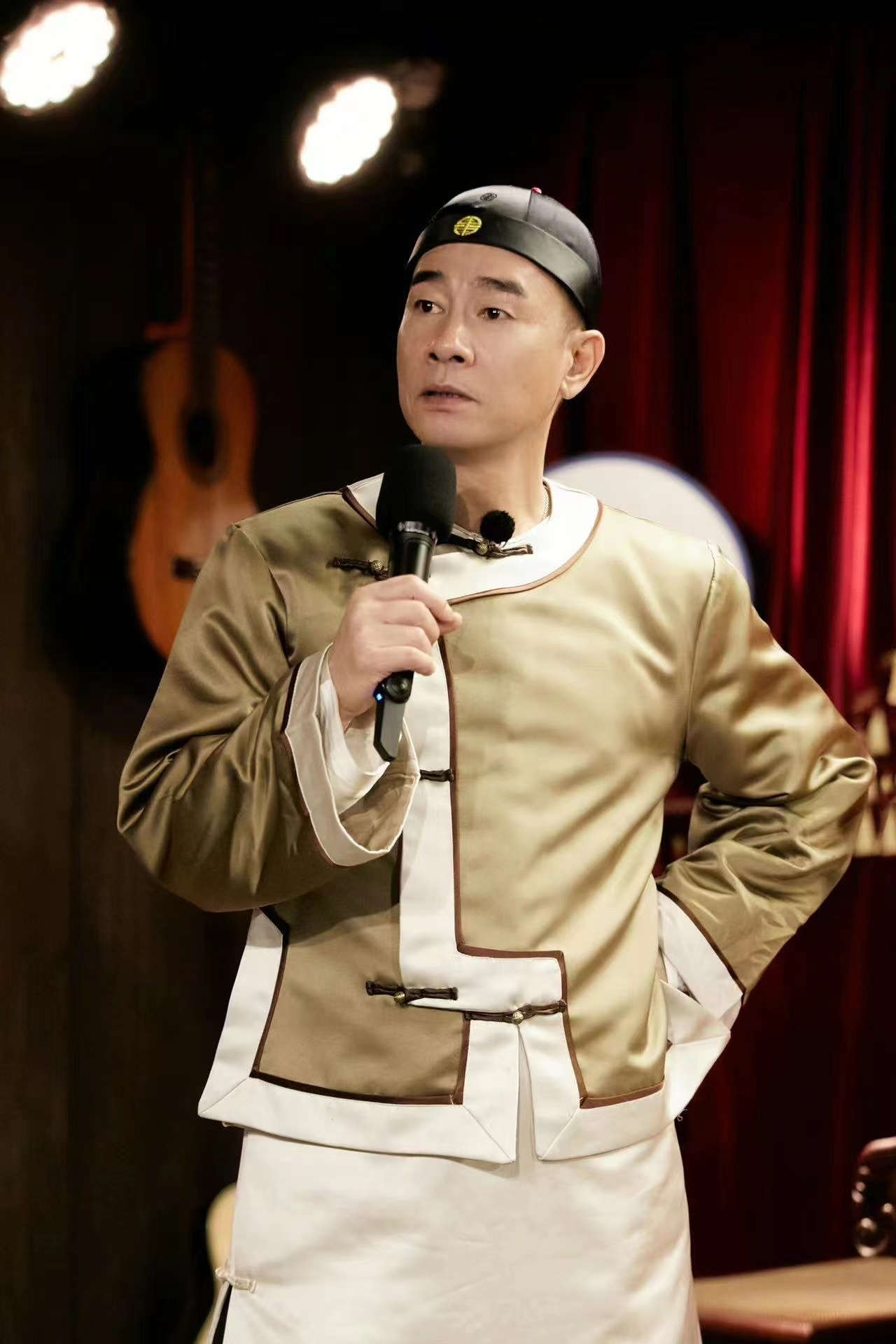 陈小春说数据流量离我太远身处流量当道的娱乐圈，陈小春始终专注舞台与作品，从不追逐