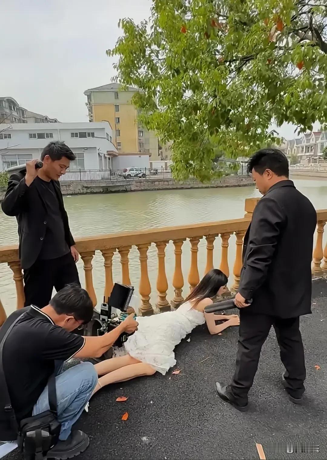 这是在拍什么？难道是拍电影吗？看来干啥都不容易啊。