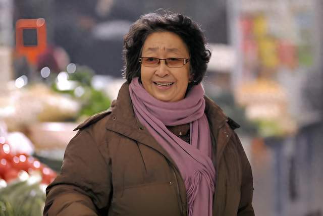 93岁彭玉去世，67岁爆红拿影后，照顾瘫痪丈夫8年再嫁姐夫