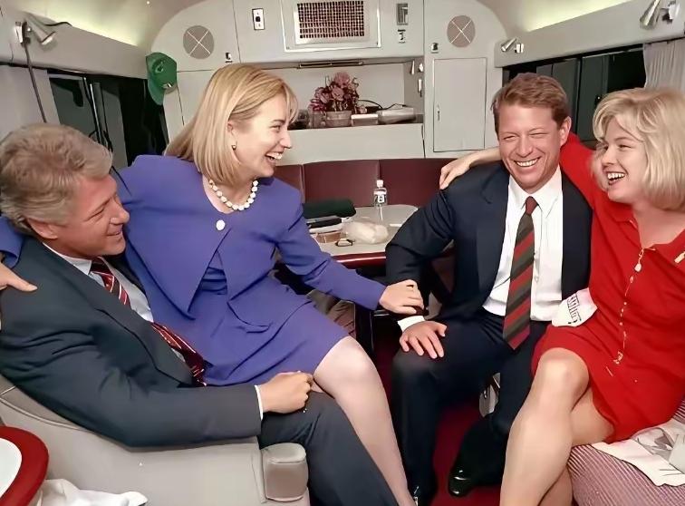 这个组合，当年也是创造了神话吧！
克林顿和戈尔，当年可是最佳拍档，两人登上权力高