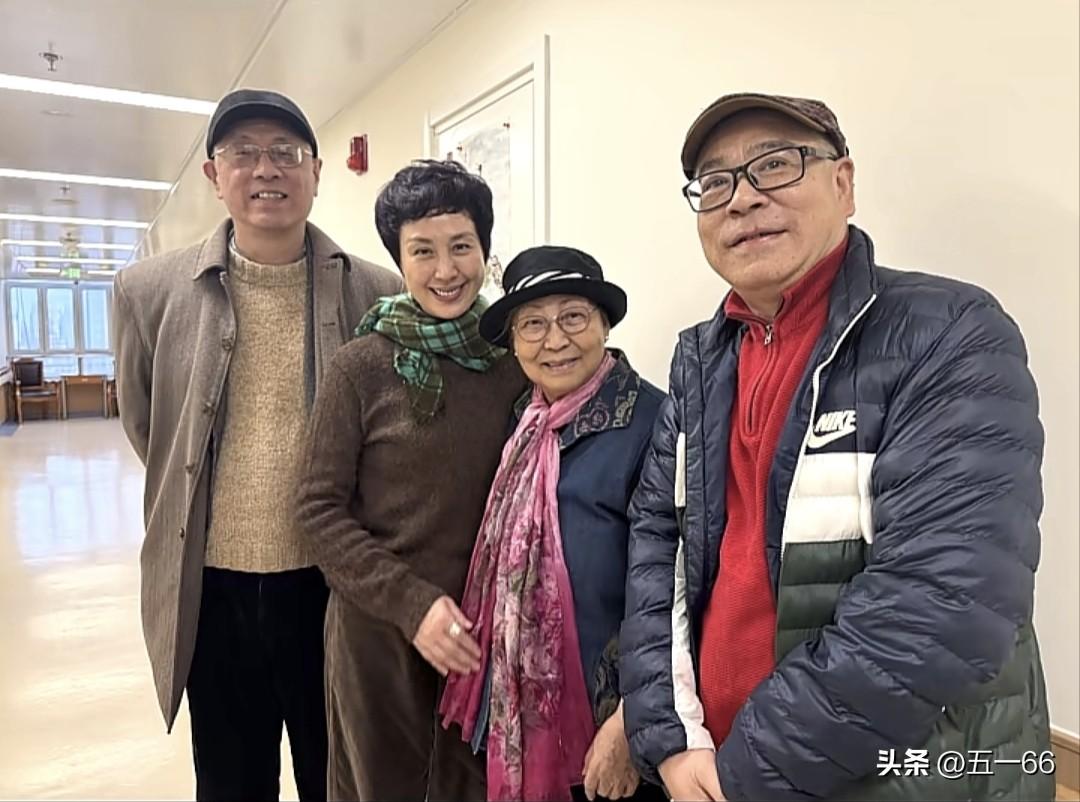 李炳淑老师近照，看上去身体还可以，住院条件也不错
史依弘作为上海振兴京剧促进会会