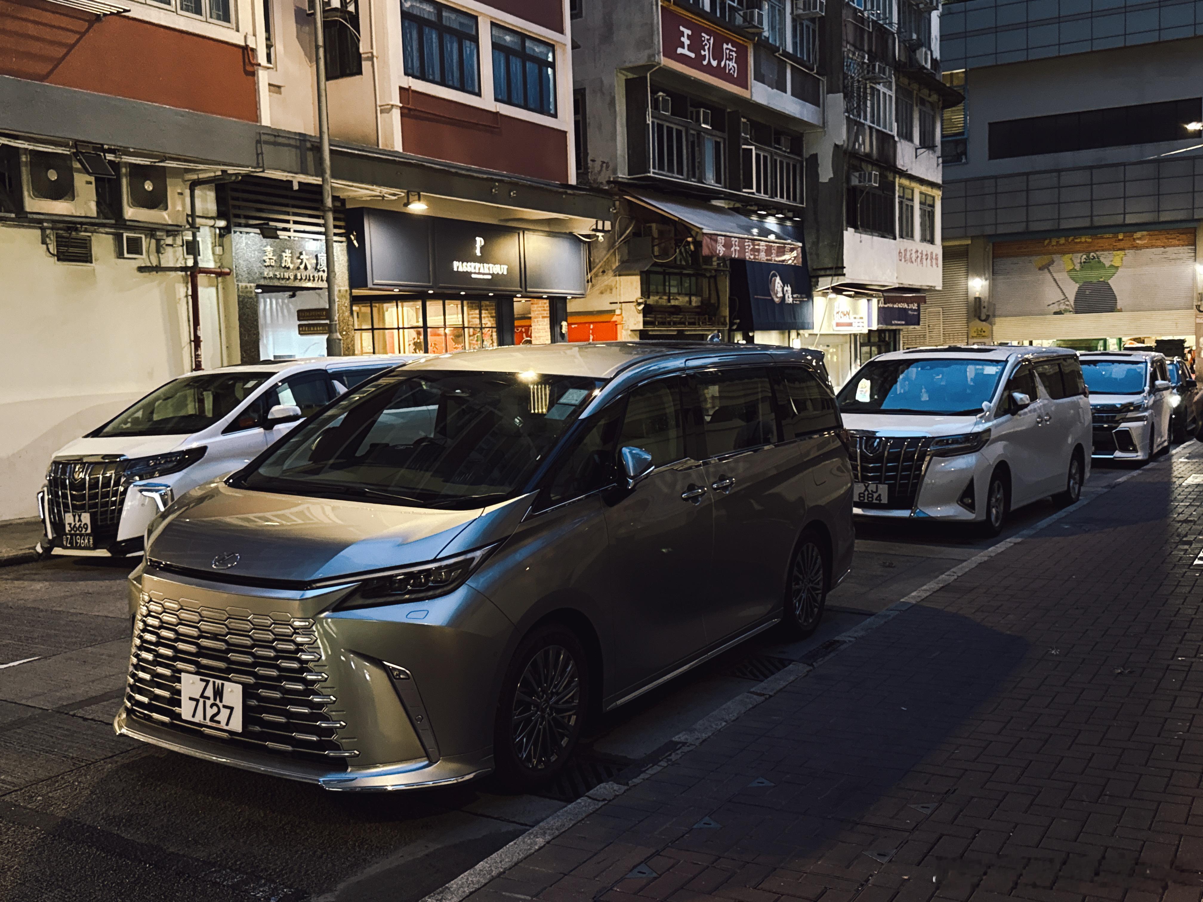 说配置、空间、内饰质感、动力性能、行驶品质等等埃尔法真没有什么可说的真的就是很一