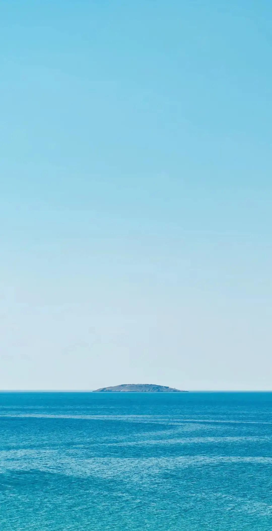 2025年4月5日，一位大爷在地铁上把自带的折叠凳展开坐下，旁边乘客拍视频发网。