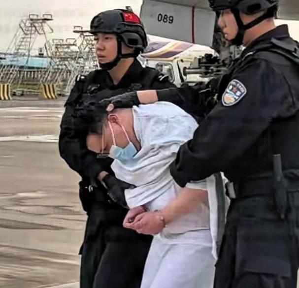 7月20日的北京首都机场，一架国际航班舱门打开，走下来的不是什么重要外商，而是一