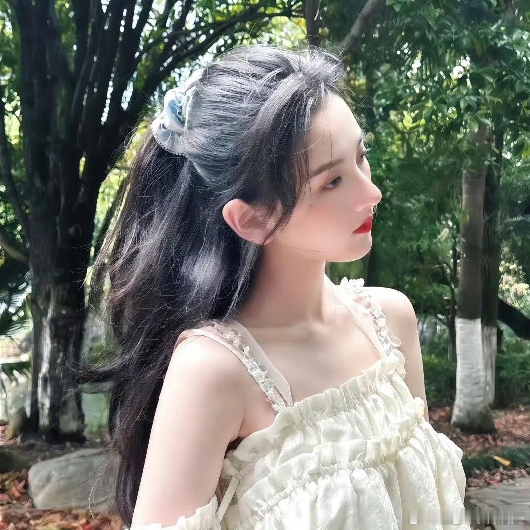 娇娇的宋祖儿有多招人稀罕笑起来有甜甜的梨涡，说话带着软乎乎的劲儿，不管是日常路透