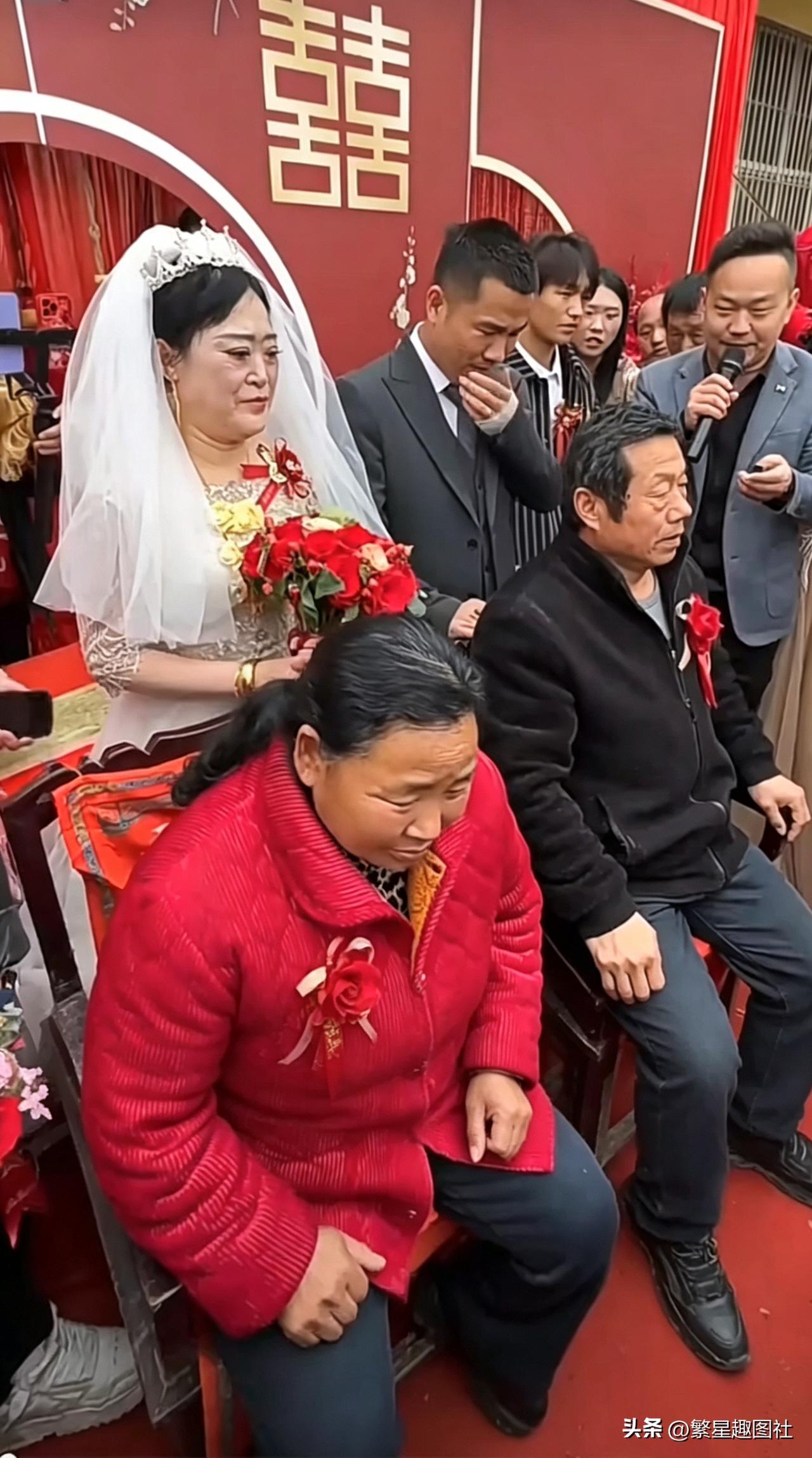 毫无疑问，这新娘年龄绝对比她妈大。她父母不开心，很明显就是因为儿媳妇太老了吧？！
