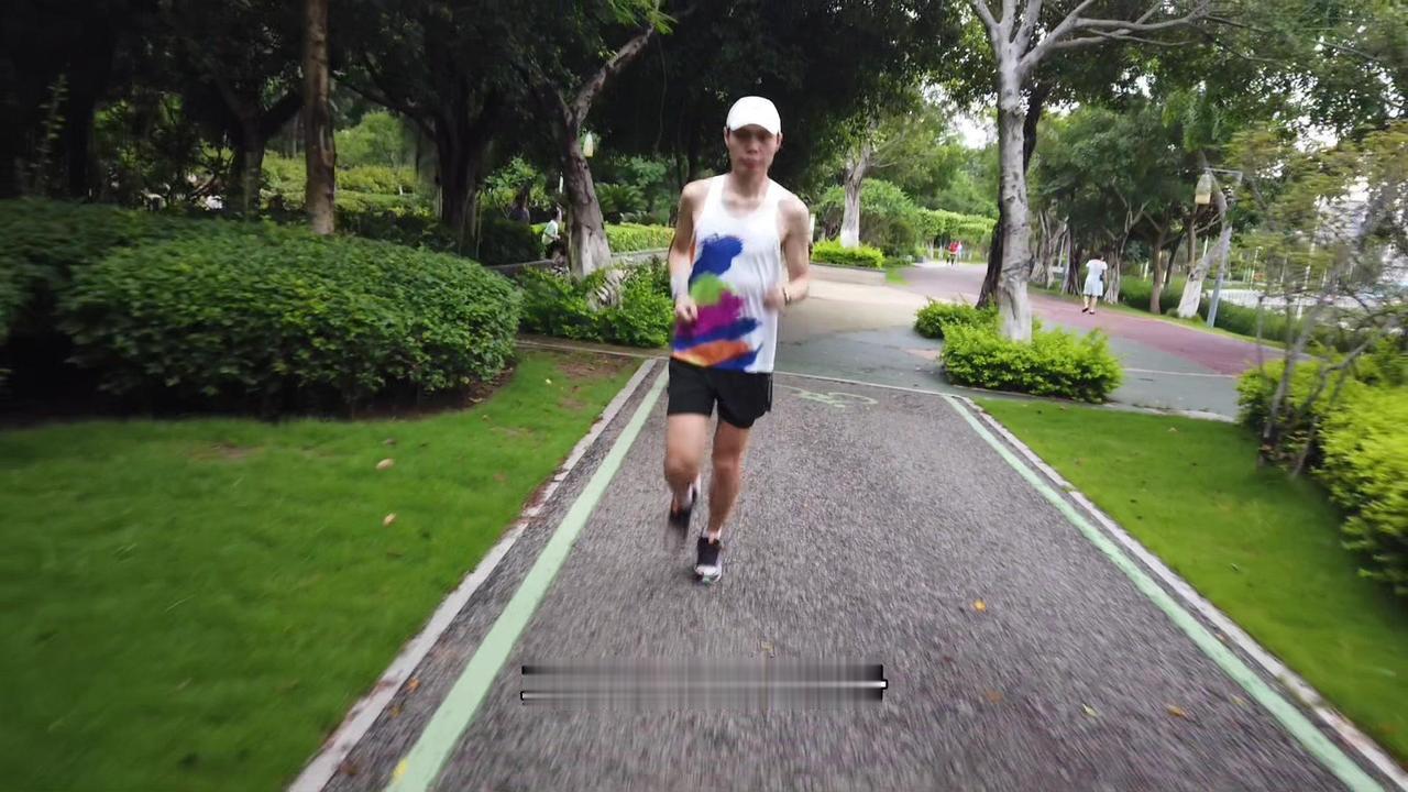 ✨信号：
经过一段时间的锻炼，肌肉会增加，肥肉会减少，因为肌肉会比脂肪重，所以体