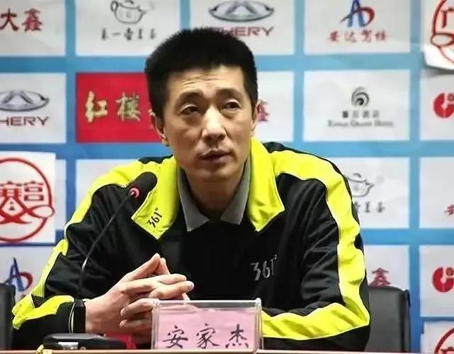 安家杰八年的中国女排助教生涯，如今为什么没有任何进步？现中国女排水平已跌至低谷，