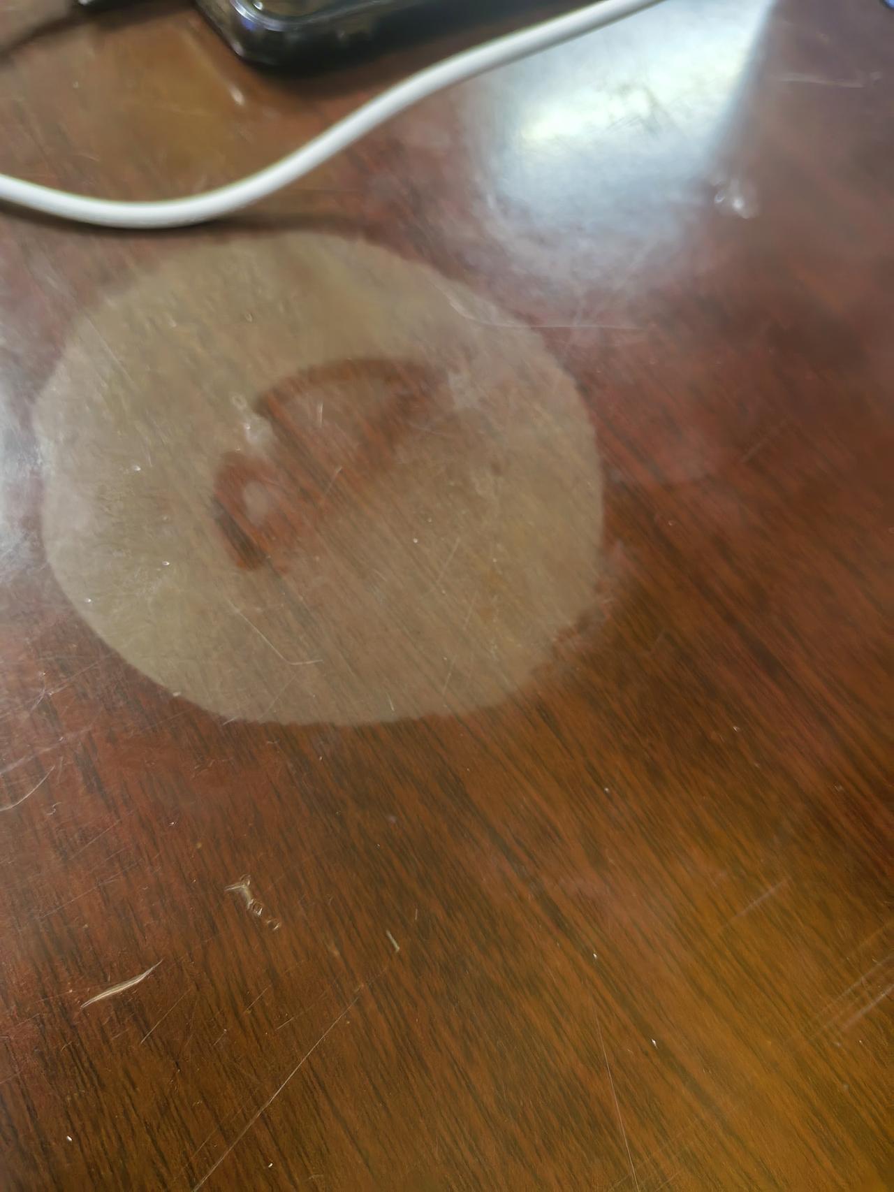 上个星期天休息，星期一来的时候就发现我的办公桌上出现了这么一大块，昨天休息今天来