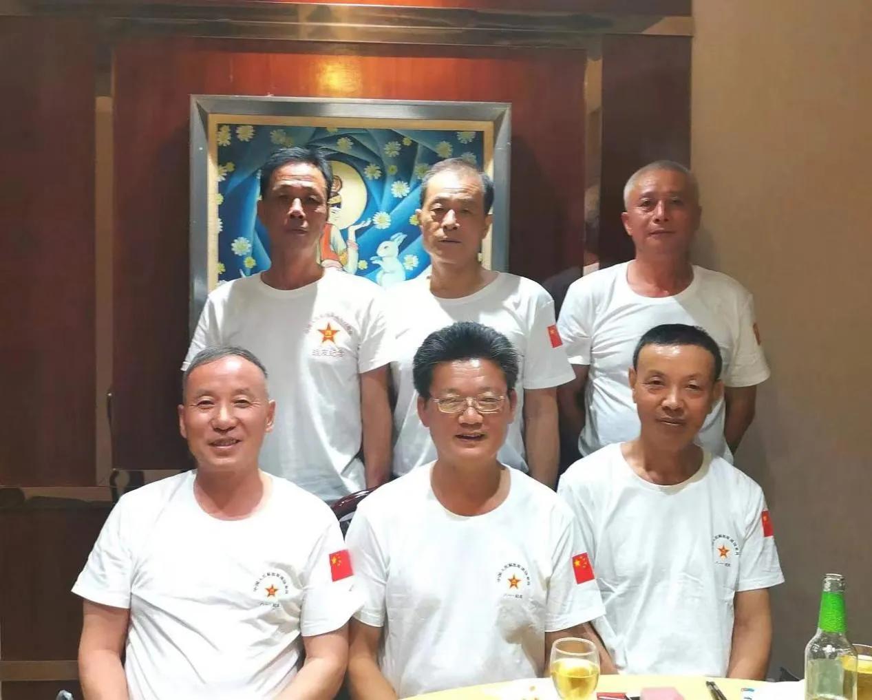 上海6名退休老战友自驾到新疆旅游，因走错了路线，遇到80岁老头办寿宴，饥肠辘辘的