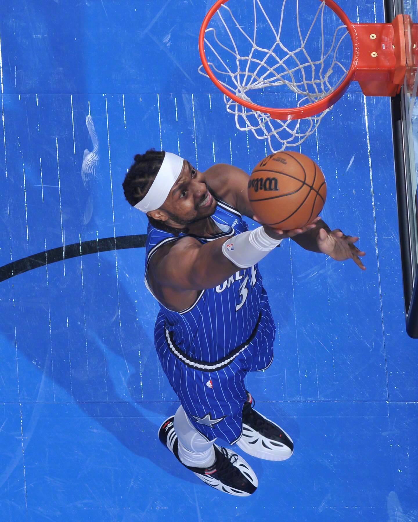 小温德尔-卡特昨天穿了里斯的个人签名鞋Reese 1。而此前一直传两人是情侣关系