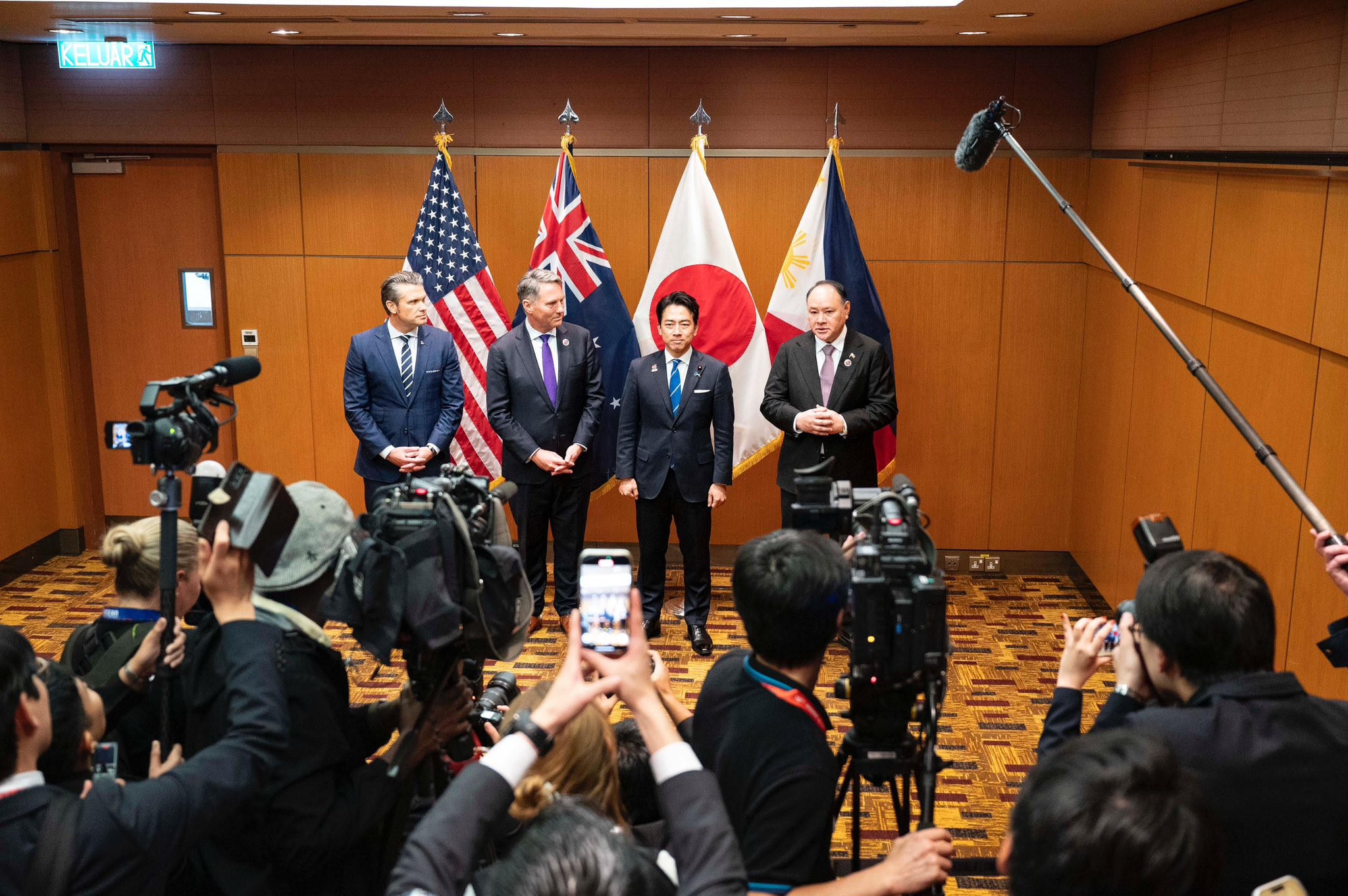 美国国防部长赫格塞斯表示他会见了日澳菲防长，讨论加强在南海的威慑和战备...