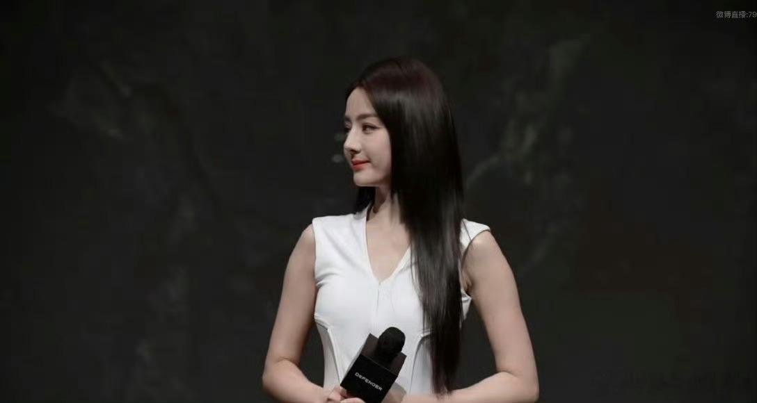 路虎卫士全驭代言人迪丽热巴 这去现场真是大饱眼福，传统豪车搭配知性美女。方程豹要