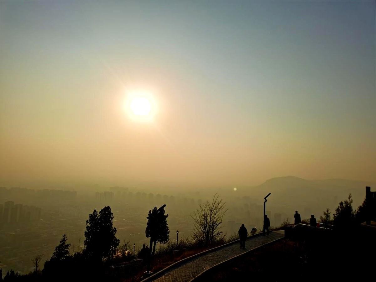 你说逗不逗。
今天属狗的，桃花开得满世界都是。
但属蛇的，就倒霉得想把自己塞回被