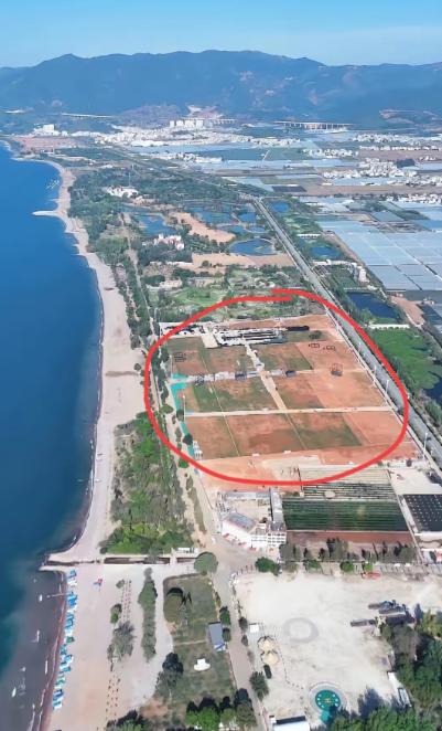 华晨宇抚仙湖演唱会场地想过离湖会很近，但没想到这么近。
可以看到，为了演唱会场地