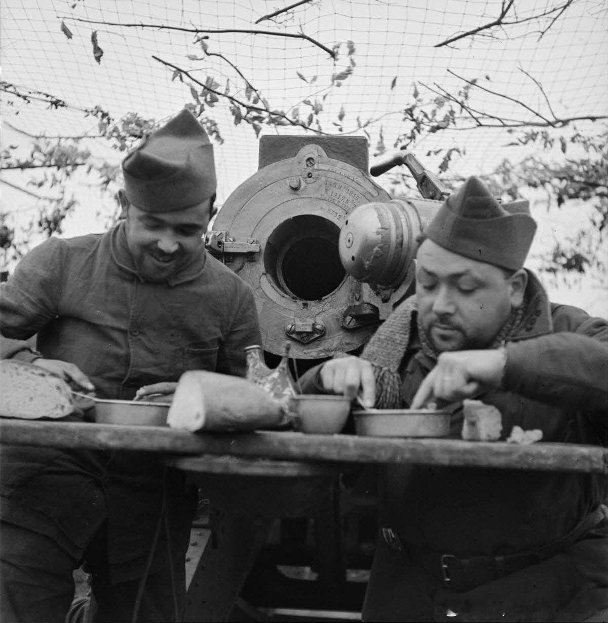 1939年12月法军第185重型机动炮兵团士兵们正在用餐，背景中可见Canon 