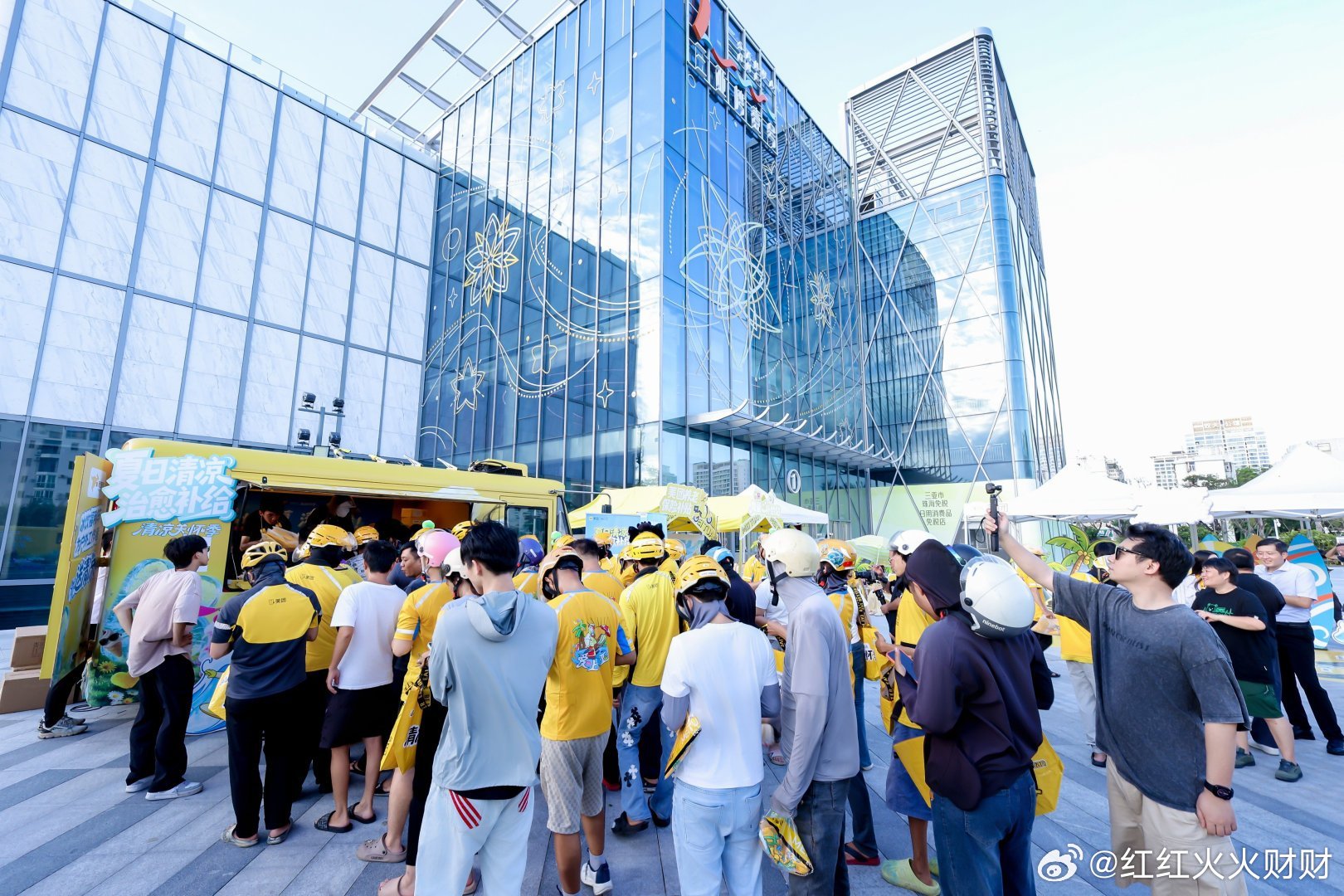 昨天三亚街头最强"变装"来了！✨ 限定文旅工装把海浪、椰林、椰宝头盔全安排上，骑