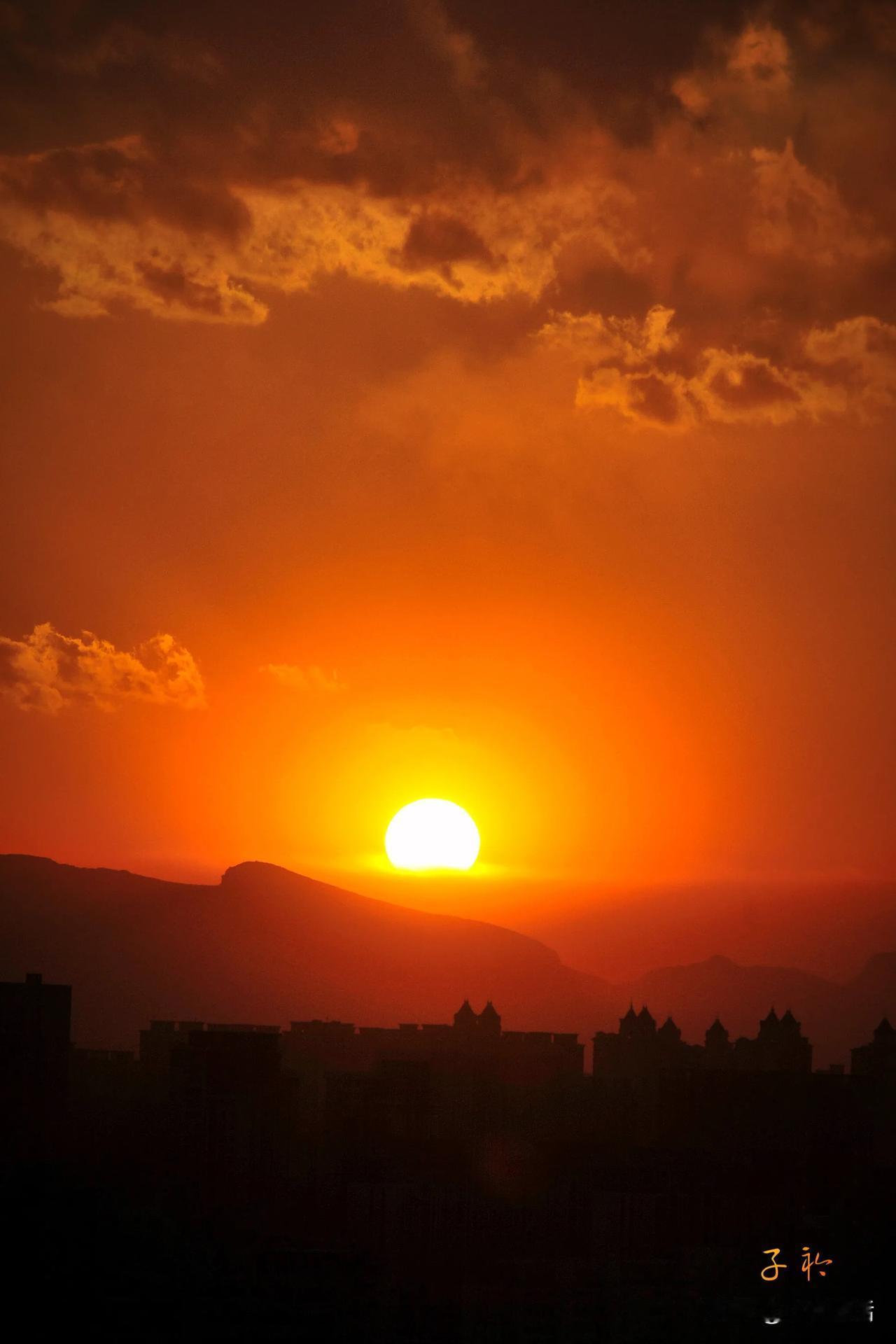《落日·收假小笺》  
夕阳在云层里打了个结  
余晖把年味叠进背包褶皱  
