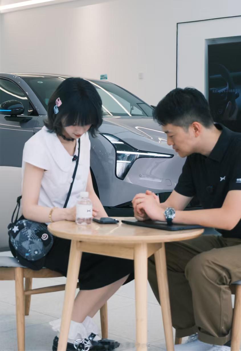 黄灿灿真的去看小鹏MONAL03了 浪姐黄灿灿真的去小鹏试驾MONA L03了！