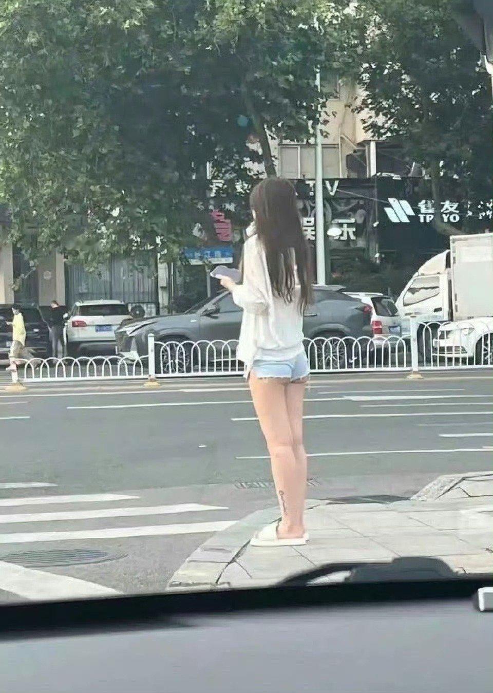 网友：这样穿真的好看吗 是我跟不上潮流了吗？ ​​​